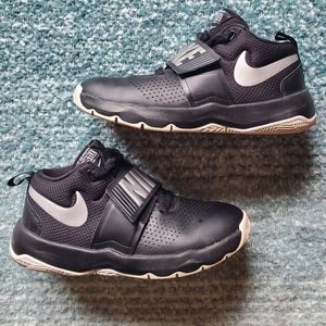 Nike Team Hustle D8 Basketball Shoes